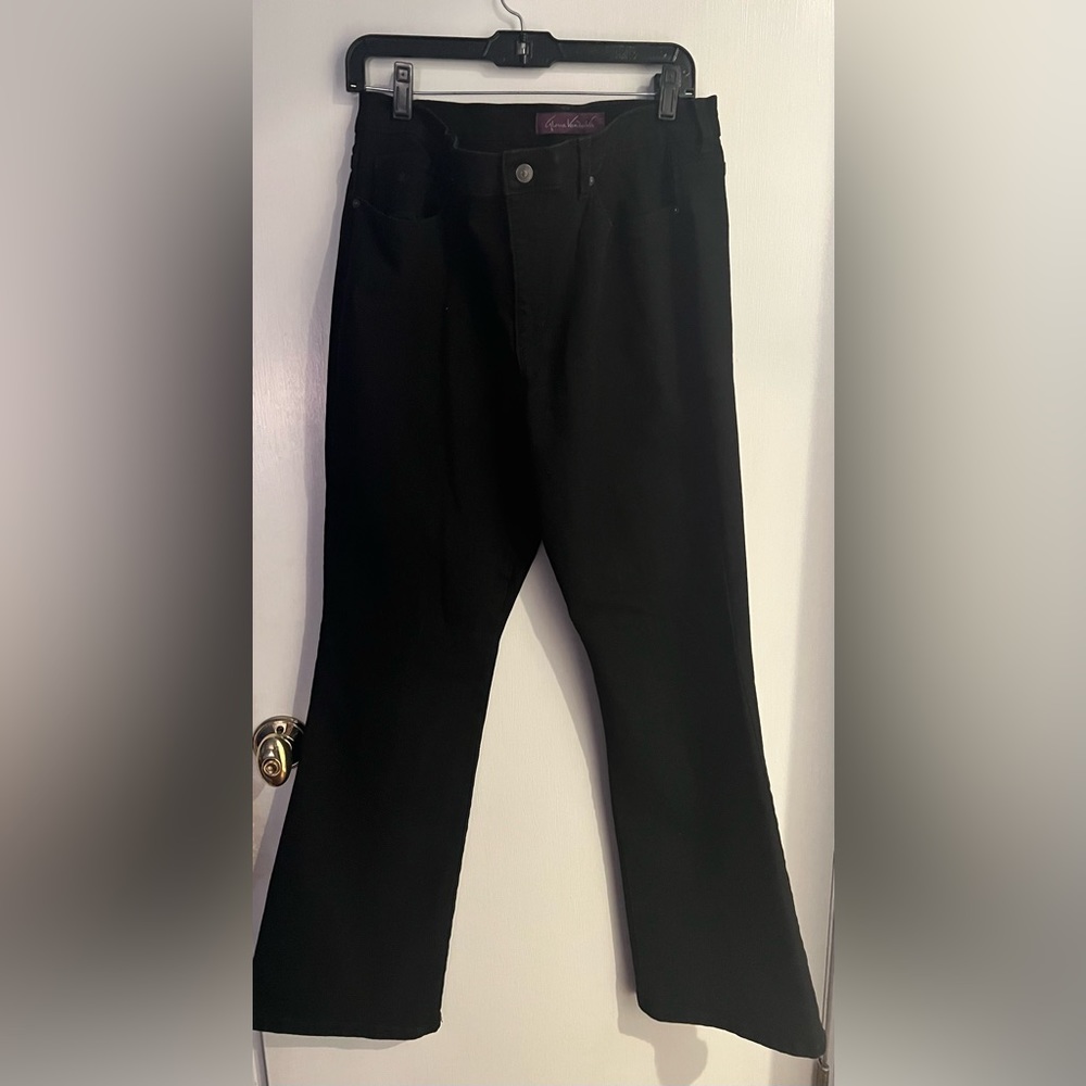 Black Gloria Vanderbilt Jean, size 12/32